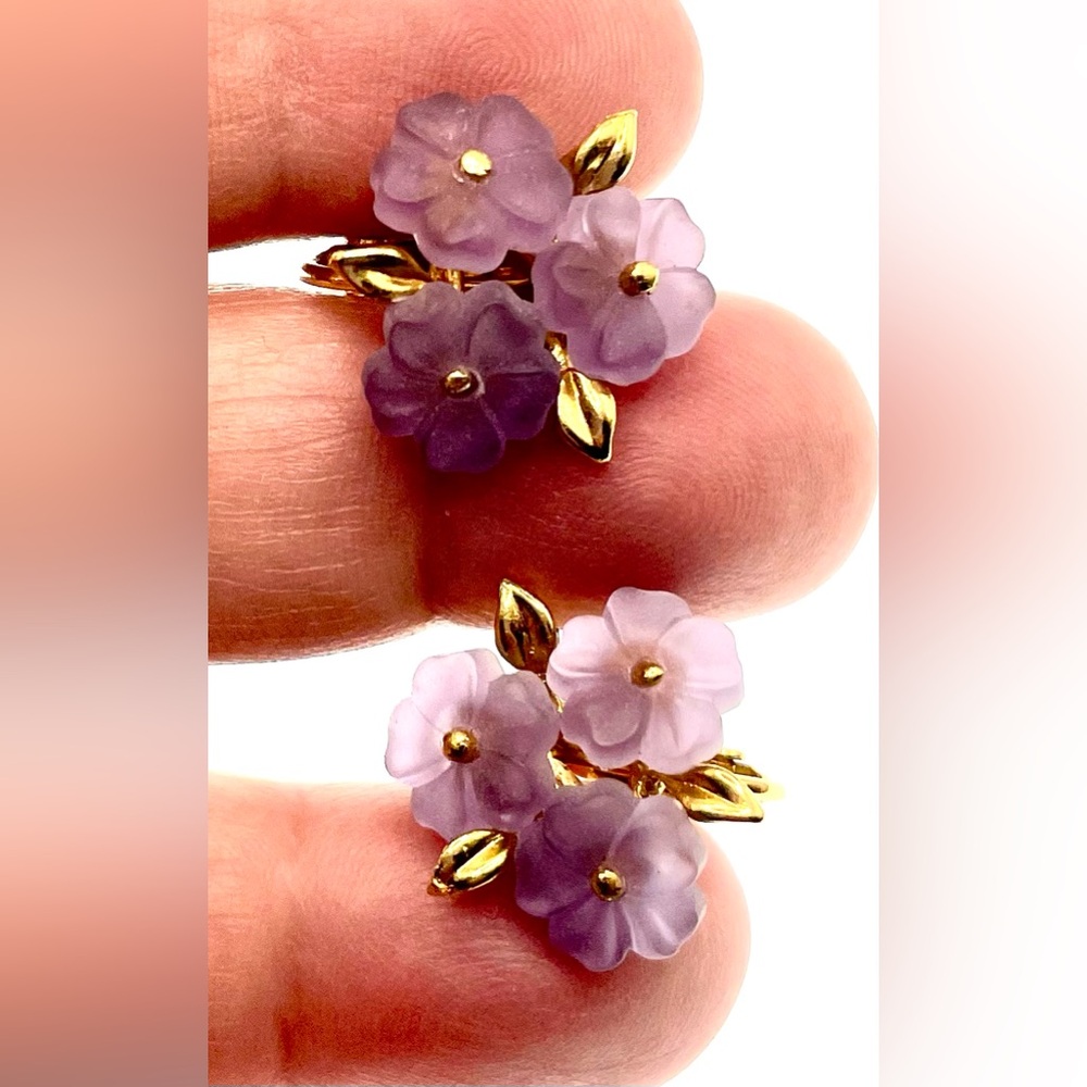Vintage Signed Napier GoldTone Spring Back ClipOn Earrings Purple Lucite Flowers - Picture 2 of 11